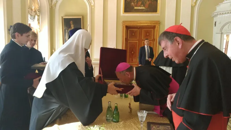 Delegazione cattolica e ortodossa a Mosca per la traslazione di San Nicola | Il Patriarca Kirill dona all'arcivescovo di Bari Cacucci una croce pettorale, durante l'incontro tra le delegazioni cattolica e ortodossa a Mosca. La delegazione cattolica era guidata dal Cardinale Kurt Koch. (Mosca, 28 luglio 2017) | Arcidiocesi Bari-Bitonto - ufficio per le comunicazioni sociali