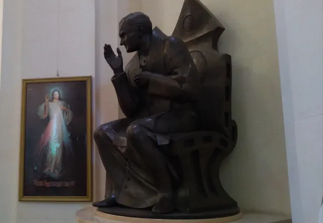 La statua di Karol Wojtyła nella parrocchia di San Francesco Saverio  |  | AT