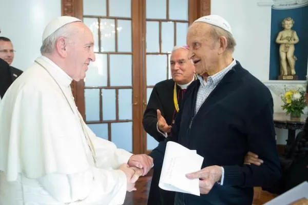 L'incontro di Papa Francesco con padre Ugo De Censi, durante il viaggio di Papa Francesco in Perù nel gennaio 2018 / Vatican Media / Chiesa di Milano