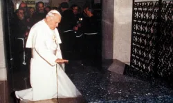 Giovanni Paolo II prega sulla tomba di Padre Pio (1987) / Credit teleradiopadrepio.it