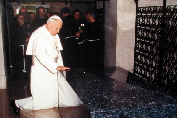 Giovanni Paolo II prega sulla tomba di Padre Pio (1987) / Credit teleradiopadrepio.it