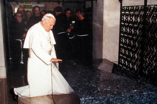 Giovanni Paolo II prega sulla tomba di Padre Pio (1987) | Giovanni Paolo II prega sulla tomba di Padre Pio (1987) | Credit teleradiopadrepio.it