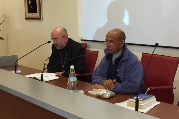 Padre Vazkhala durante la conferenza  / SB