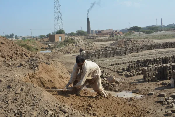 Uno dei lavoratori nelle fornaci di mattoni di Faisalabad, lì dove un generoso benefattore permetterà di costruire una chiesa / ACS Italia