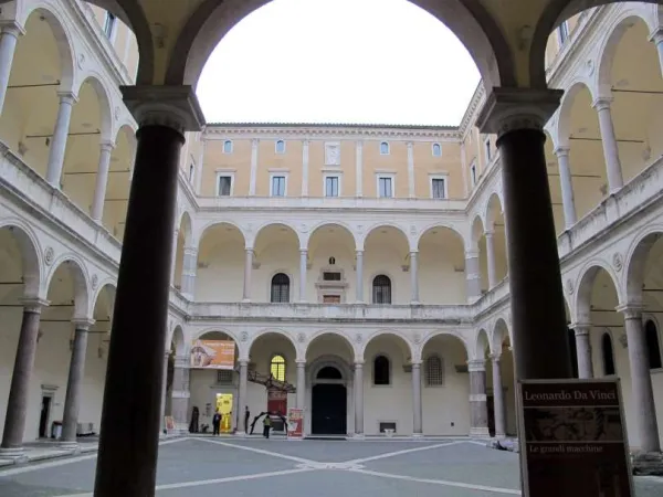 Palazzo della Cancelleria | Il cortile del Palazzo della Cancelleria, dove ha sede il Tribunale della Rota Romana | Wikimedia Commons