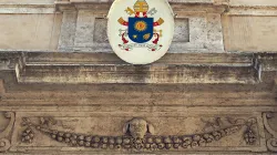 Ingresso di Palazzo Maffei Marescotti, sede dell'Opera Romana Pellegrinaggi / Wikimedia Commons