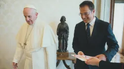 Papa Francesco durante un incontro con lo psicologo Salvo Noé / Vatican Media 