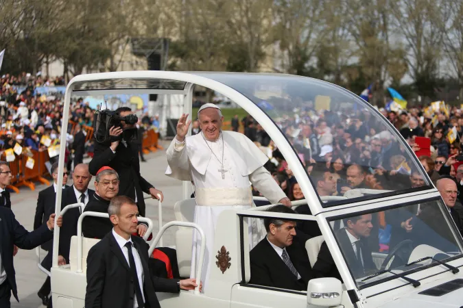 Il Papa a Napoli | Il Papa tra la folla a Napoli | Daniel Ibáñez/ACISTAMPA