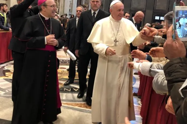 Papa Francesco con l'arcivescovo di Benevento Felice Accrocca  / Diocesidibenevento.it