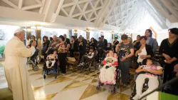 Il Papa benedice i bambini disabili e i loro familiari / © L'Osservatore Romano Foto