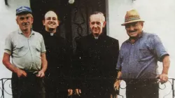 Papa Francesco  - al tempo della foto, Cardinale - con i suoi cugini di fronte la cascina che fu della sua famiglia / Per gentile concessione Quattrocchi