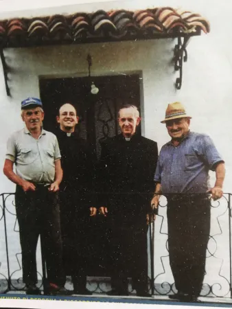 Papa Francesco, Asti | Papa Francesco  - al tempo della foto, Cardinale - con i suoi cugini di fronte la cascina che fu della sua famiglia | Per gentile concessione Quattrocchi