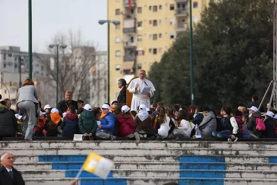 Papa Francesco a Scampia | Scampia, Napoli, 21 marzo 2015 - Papa Francesco è arrivato in piazza San Giovanni Paolo II, e parla contornato dai bambini del quartiere | Daniel Ibañez / ACI Stampa