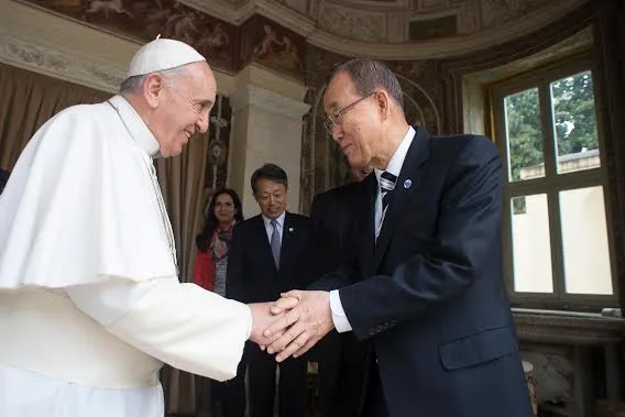 Papa Francesco e il Segretario Generale delle Nazioni Unite Ban Ki Moon | Casina Pio IV, Vaticano, 28 aprile 2015 | © L'Osservatore Romano Photo