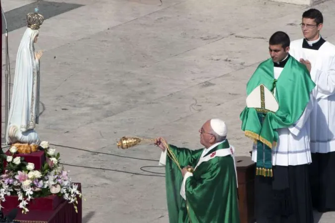 Papa Francesco benedice la Madonna di Fatima |  | ©ALESSIA GIULIANI/CPP