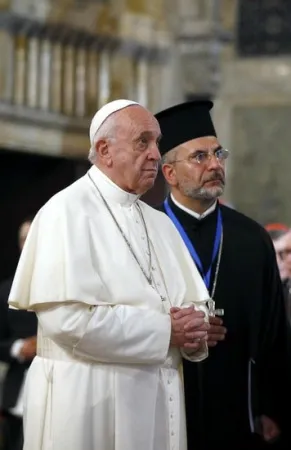 Diacono Ivan Ivanov e Papa Francesco | Il diacono Ivan Ivanov con Papa Francesco durante il viaggio in Bulgaria, 5 maggio 2019 | Vatican Media