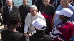 Papa Francesco e alcuni migranti a Lampedusa / www.korazym.org