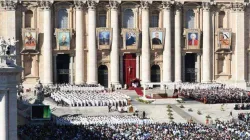 Una immagine di repertorio di alcune canonizzazioni celebrate a San Pietro.  Le beatificazioni, invece, vengono sempre celebrate nella Chiesa locale / PD