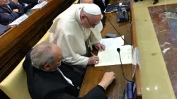 Papa Francesco in una sessione della Pontificia Accademia delle Scienze, con a fianco a lui il Cancelliere, l'arcivescovo Sanchez Sorondo / pas.va