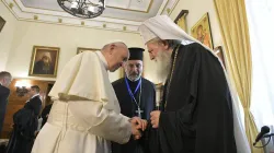 Papa Francesco e il Patriarca Neofit. Sullo sfondo, il diacono Ivanov, che faceva da interprete  / Vatican Media / ACI Group