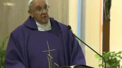 Papa Francesco durante una omelia nella cappella della Domus Sanctae Marthae / CTV