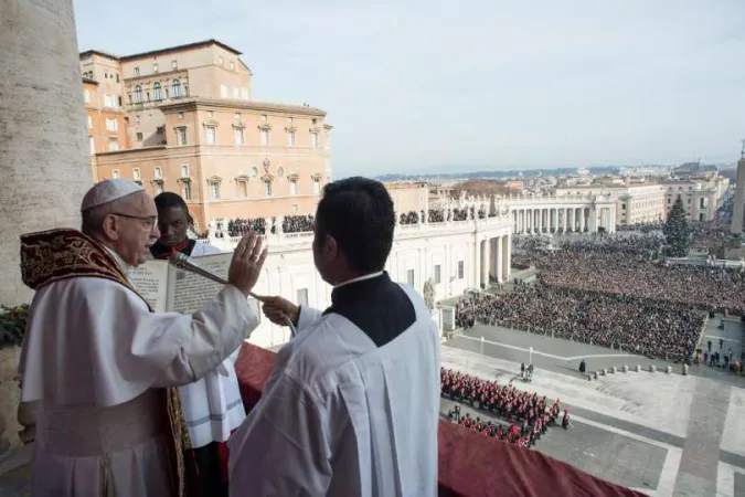 Papa Francesco, Urbi et Orbi di Natale | Papa Francesco durante la benedizione Urbi et Orbi del Natale 2016 | Vatican Media / ACI Group