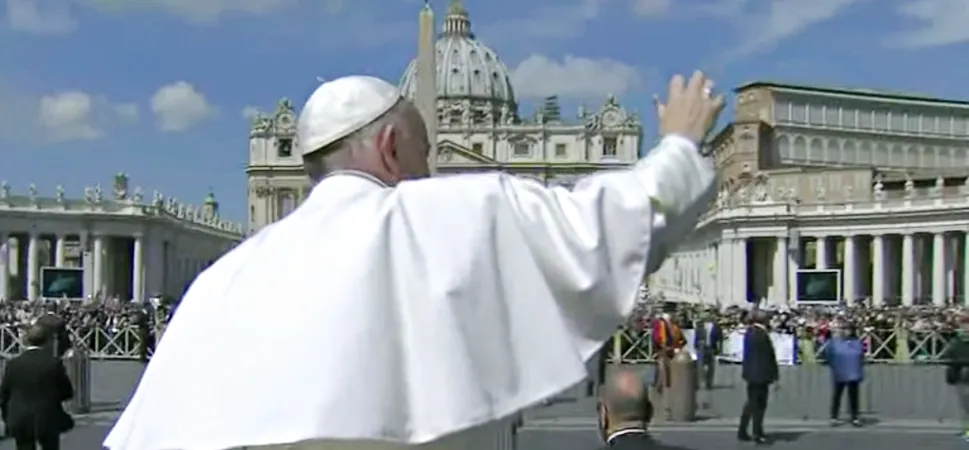 Papa Francesco e l'Azione Cattolica | Papa Francesco saluta il popolo dell'Azione Cattolica, riunito in piazza San Pietro per il 150esimo, 30 aprile 2017 | CTV