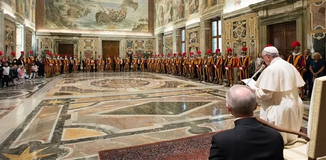 Papa con le Guardie Svizzere | Papa con le Guardie Svizzere - udienza  | © L'Osservatore Romano Photo da Radio Vaticana