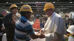 Un lavoratore saluta il Papa a Santa Cruz / © L'Osservatore Romano Foto

 