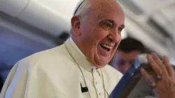 Il Papa con una reliquia di Santa Teresina / 