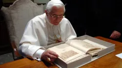 Benedetto XVI in un momento di studio / dal sito dell'Arcidiocesi di Lecce