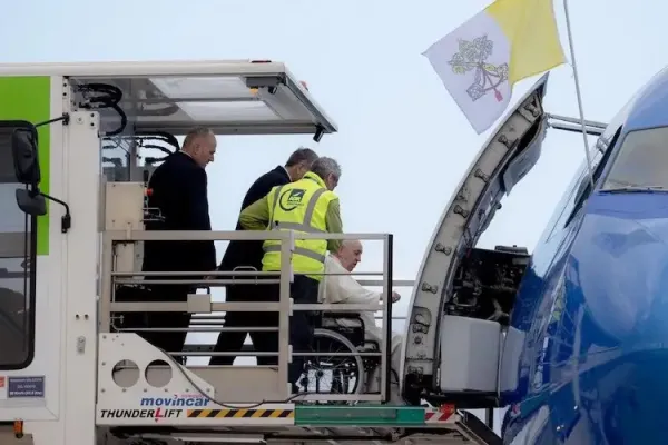 Papa Francesco sale sull'aereo in sedia a rotelle/Immagine di riferimento. 
 / Vatican Media