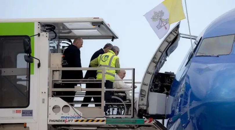 Papa Francesco sale sull'aereo in sedia a rotelle/Immagine di riferimento. Credito: Media Vaticani | Papa Francesco sale sull'aereo in sedia a rotelle/Immagine di riferimento. 
 | Vatican Media