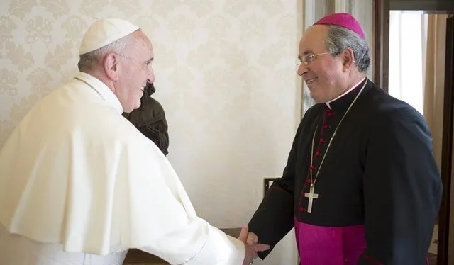 Papa Francesco con l'arcivescovo Jurkovic | L'arcivescovo Ivan Jurkovic, Osservatore Permanente della Santa Sede nell'ufficio ONU di Ginevra, incontra Papa Francesco, Palazzo Apostolico Vaticano, 14 aprile 2016 | L'Osservatore Romano / ACI Group