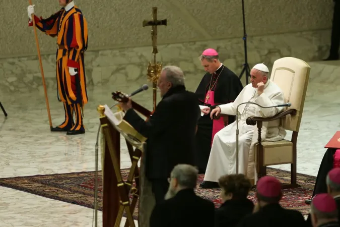 Papa Francesco e Kiko | Papa Francesco e Kiko, durante l'incontro del Cammino Neocatecumenale in Aula Paolo VI | ACISTAMPA