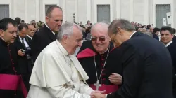 Il papa saluta il vescovo e il sindaco di Torino / sindone.org