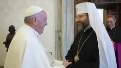 Papa Francesco saluta l'arcivescovo maggiore Shevchuk, 5 marzo 2016 / © L'Osservatore Romano Photo