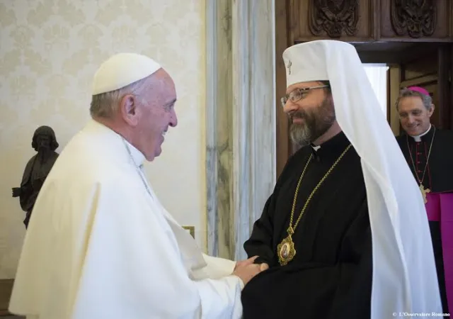 Papa Francesco saluta l'arcivescovo maggiore Shevchuk | Papa Francesco saluta l'arcivescovo maggiore Shevchuk, 5 marzo 2016 | © L'Osservatore Romano Photo