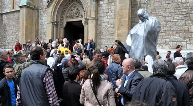 La statua di Giovanni Paolo II davanti alla cattedrale di Sarajevo  | La statua di Giovanni Paolo II davanti alla cattedrale di Sarajevo  | www.radiosarajevo.ba