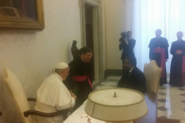 Papa Francesco durante l'incontro con Rui Maria de Araujo / Andrea Gagliarducci / ACI Stampa