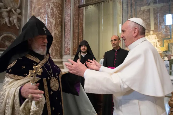 Papa Francesco e Karekin | Papa Francesco abbraccia il Katolicos armeno Karekin II dopo la celebrazione del 12 aprile 2015 in San Pietro | L'Osservatore Romano / ACI Group