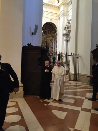 Papa Francesco ad Assisi | Papa Francesco appena uscito dal confessionale nella Basilica di Santa Maria degli Angeli | Angela Ambrogetti / ACI Stampa