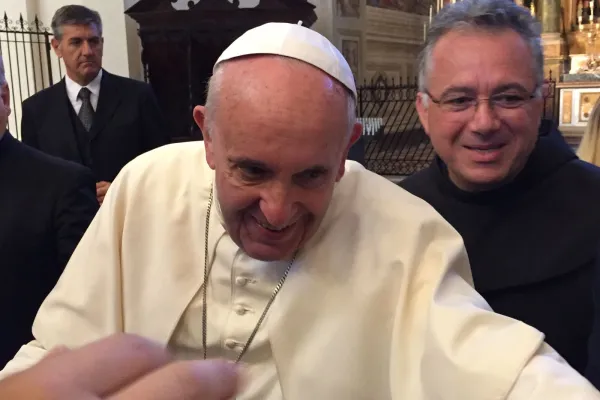 Papa Francesco saluta le persone appena uscito dal Confessionale / Angela Ambrogetti / ACI Stampa