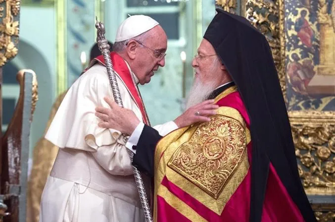 Papa Francesco e il Patriarca Bartolomeo | Papa Francesco e il Patriarca Bartolomeo al Fanar, durante il viaggio di Papa Francesco a Istanbul, 29-30 novembre 2014 | L'Osservatore Romano / ACI Group