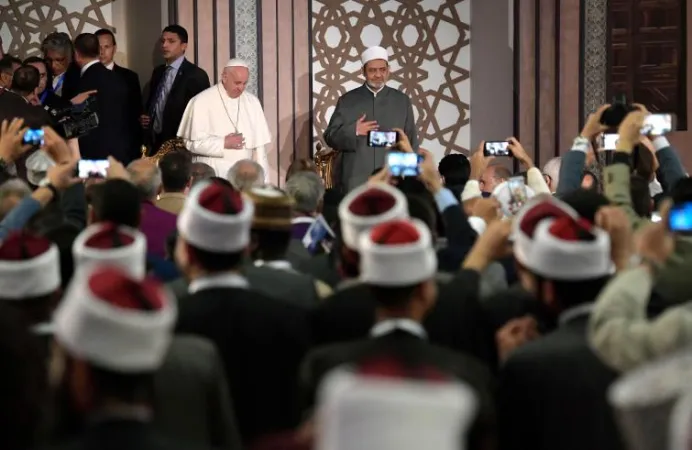 Papa Francesco e il Grande Imam di al Azhar | Papa Francesco e il Grande Imam di al Azhar Ahmed al Tayyeb durante la Conferenza Internazionale per la Pace del Cairo, 28 aprile 2017 | L'Osservatore Romano / ACI Group