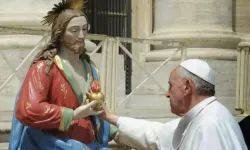 Papa Francesco benedice una statua del Sacro Cuore di Gesù / Credit Vatican Media