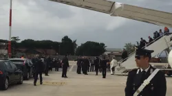 Papa Francesco scende dall'aereo di ritorno da Lesbo. Lo seguono i rifugiati che sono stati accolti a bordo dell'aereo papale. Aeroporto di Ciampino, 16 aprile 2016 / Marco Mancini / ACI Stampa