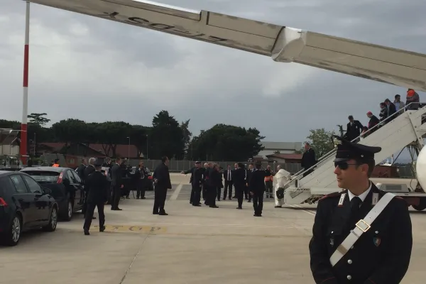 Papa Francesco scende dall'aereo di ritorno da Lesbo. Lo seguono i rifugiati che sono stati accolti a bordo dell'aereo papale. Aeroporto di Ciampino, 16 aprile 2016 / Marco Mancini / ACI Stampa