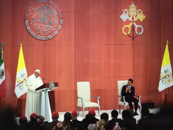 Papa Francesco in Messico | Papa Francesco prende la parola davanti alla società civile del Messico, Palazzo Nazionale, Città del Messico, 13 febbraio 2016 | Alan Holdren / CNA 