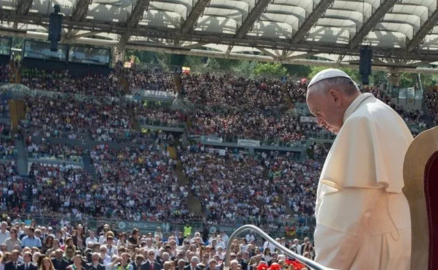 Papa Francesco e il movimento Carismatico | Papa Francesco partecipa ad una delle Convocazioni Nazionali di Rinnovamento nello Spirito, allo Stadio Olimpico a Roma | L'Osservatore Romano / ACI Group